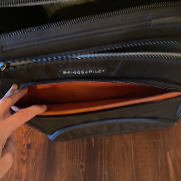 Briggs & Riley Carry-On 18-19” Expandable Spinner - nearly perfect condition - Picture 10 of 13